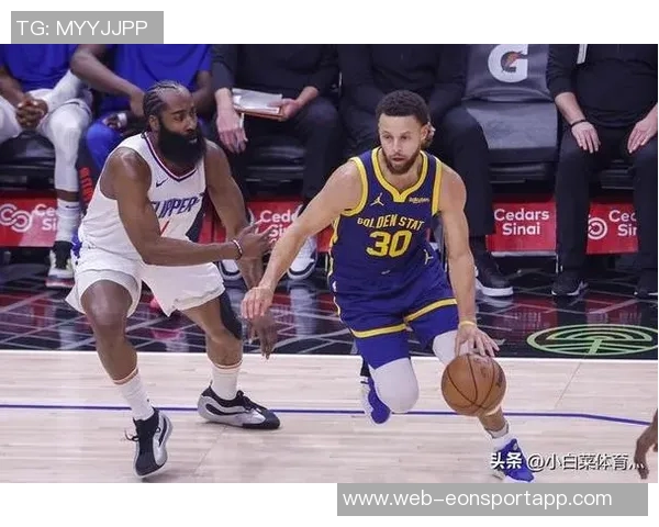 库里谈防守策略：多人包夹哈登与小卡让他们在混战中难以发挥
